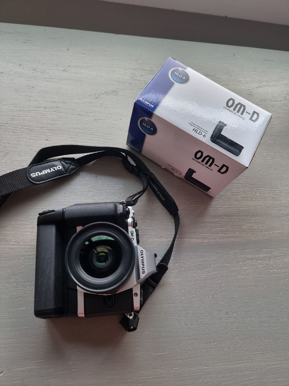 Olympus Fotocamera: Olympus OM-D E-M5 - 2 Objektive - HLD-6 Griff - TOP Zustand – Usato da himmelried venduto da bribuli 4
