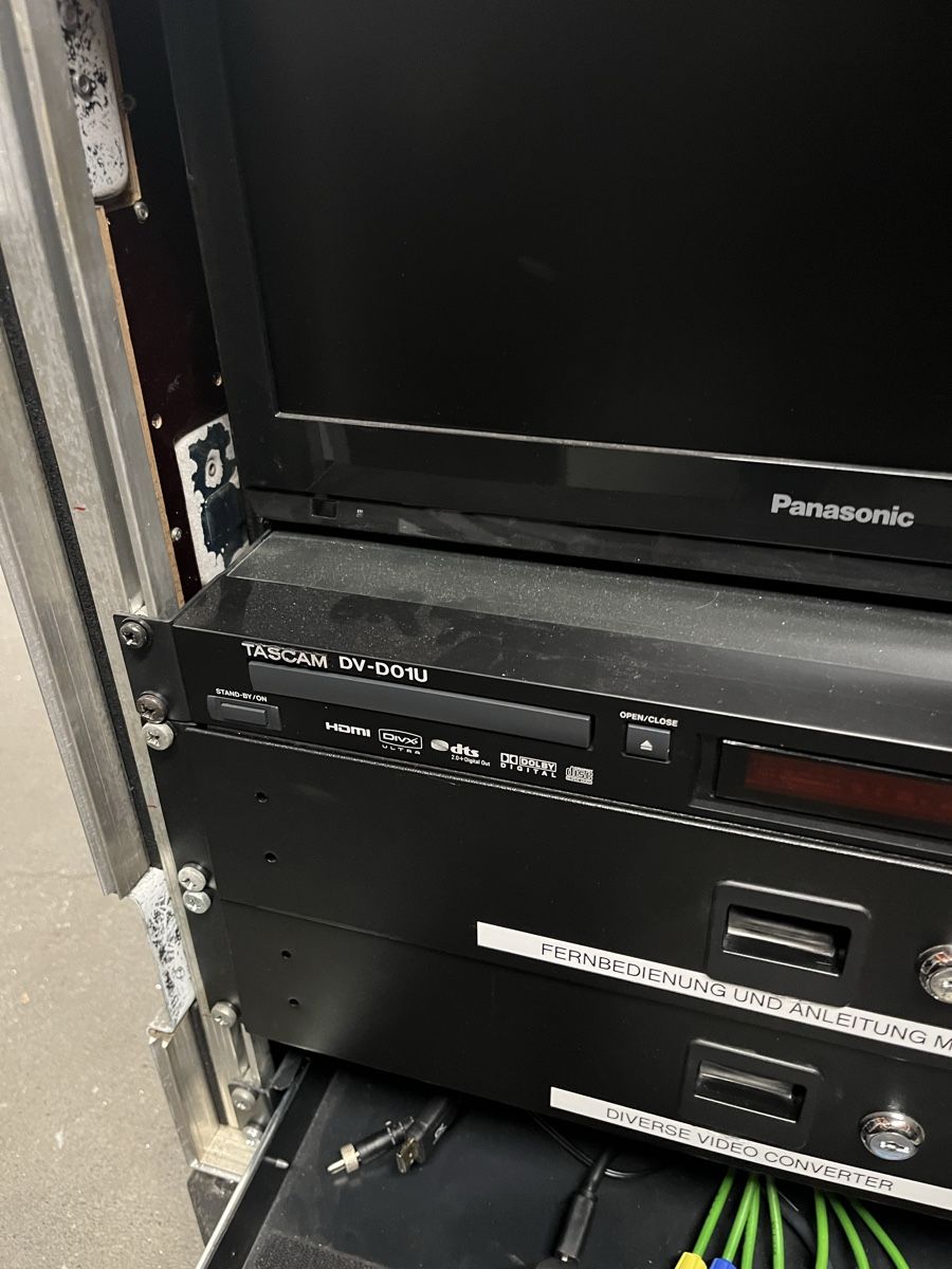Home cinéma: Video Regie im Case – D'occasion à Nesslau par Pbon