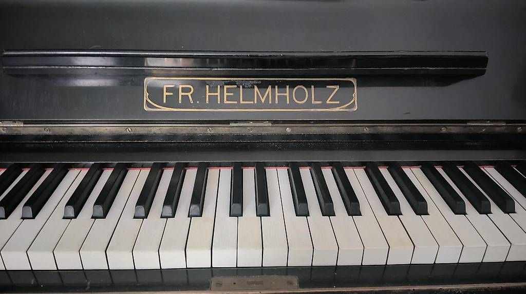 Musikinstrumente: Klavier Fr. Helmholz – Gebraucht aus Basel von lii_xhy9 2