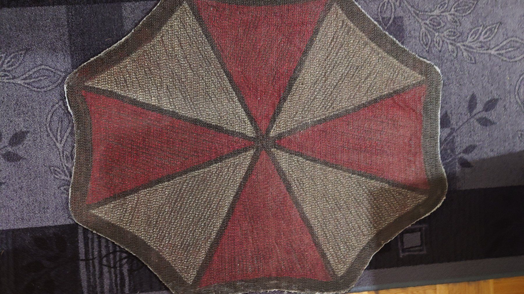 Tappeti: Tapis trufté main Umbrella corporation – Nuovo (secondo la descrizione) da Cugy VD venduto da Twinsen93 1