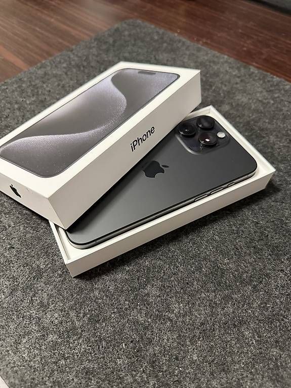 Portables: iPhone 15 Pro Max - Black Titanium - 256GB – D'occasion à Möhlin par B0K1