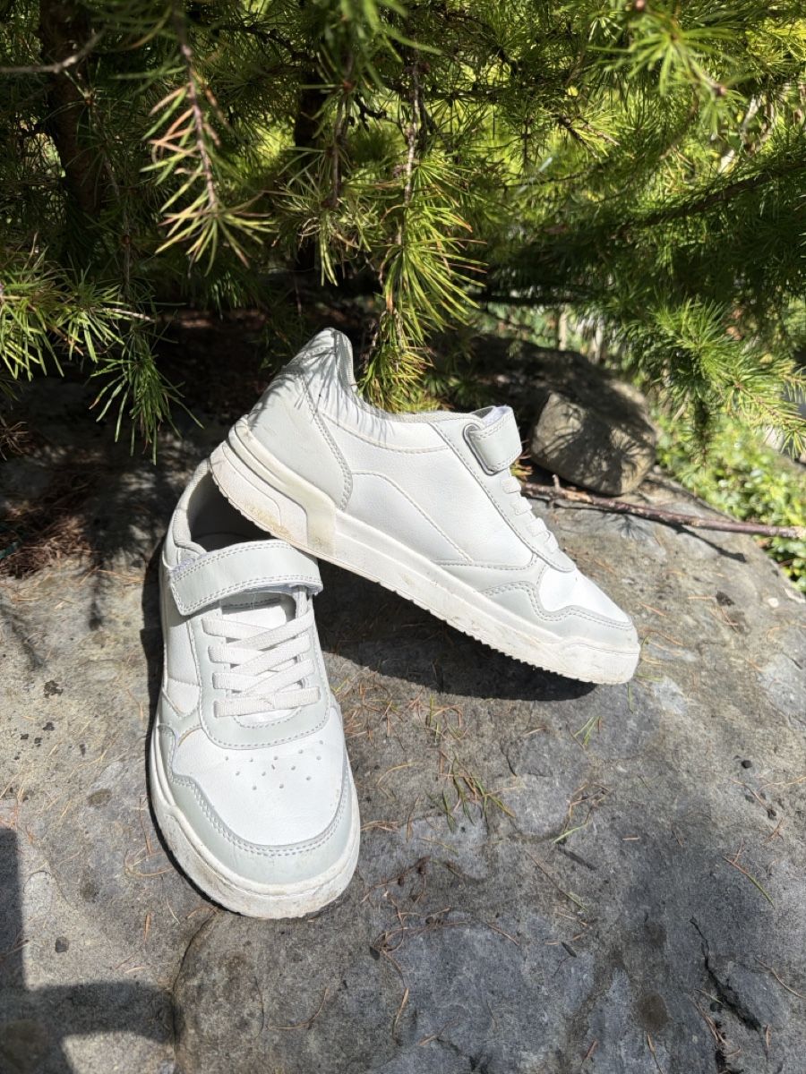 Chaussures garçon: Kinder Sneaker weiss Grösse 37 – D'occasion à Brunnen par Nessi...