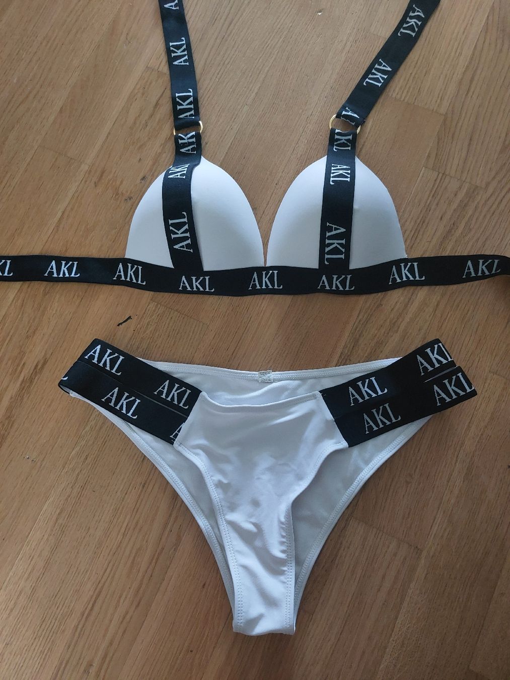 Badekleider & Bikinis: bikini weiss grösse M – Neu und originalverpackt aus Gwatt (Thun) von B.D.999