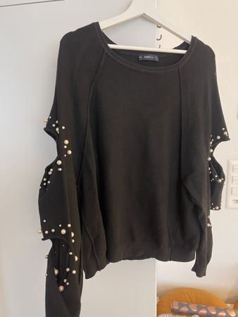 Oversize Pullover mit Cut-Outs und Perlen