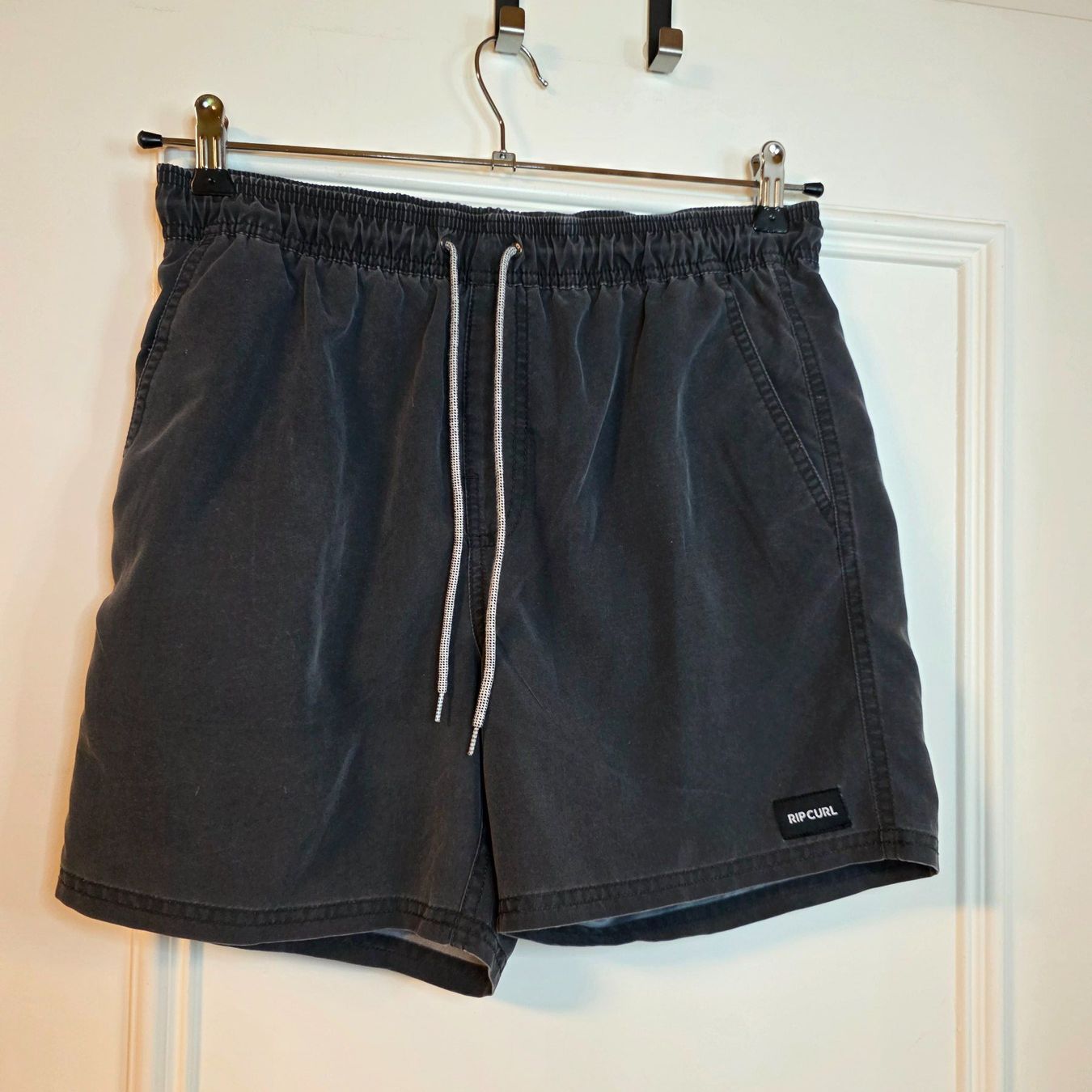 Rip Curl Pantaloni: RIP CURL Herren Shorts grau Gr. S – Usato da Wald ZH venduto da CapLux