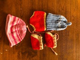 Puppenkleider; handgestrickt