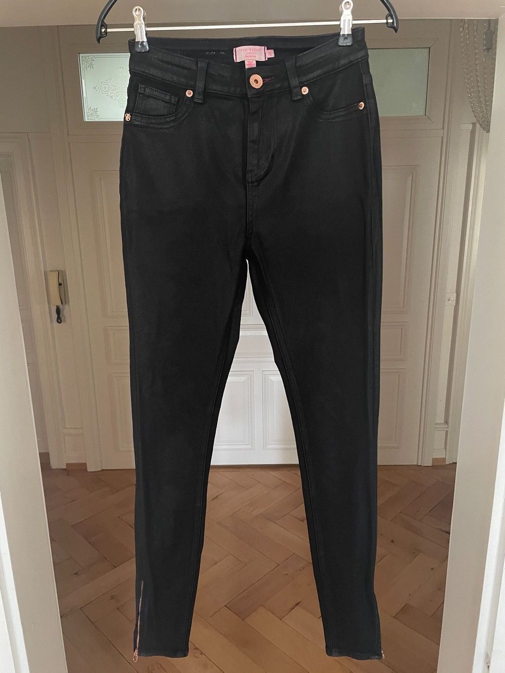 Jeans: Schwarze Jeans mit Glanz von Ted Baker – Usato da Zürich venduto da pgr_9pzn