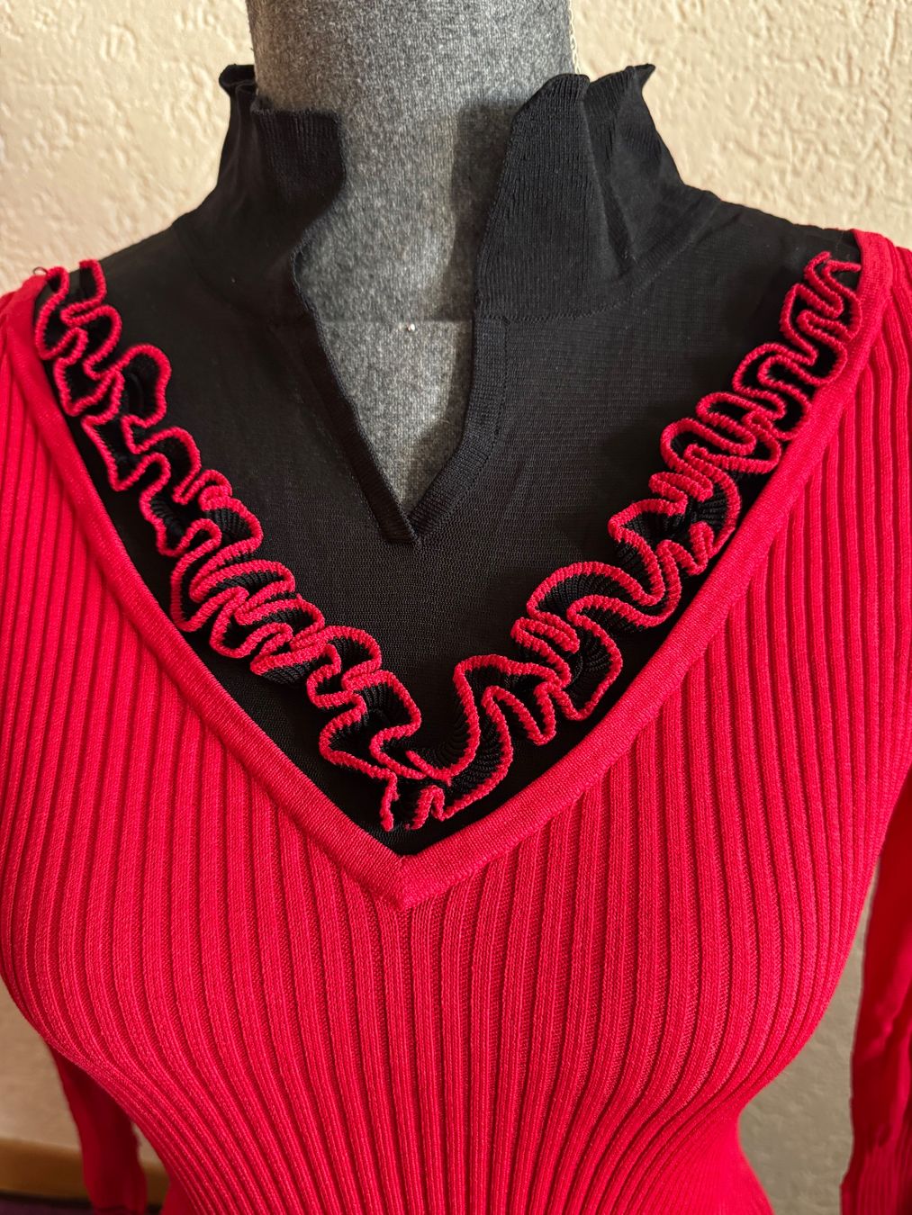 Maglioni & Felpe: Roter Pulli Pullover mit Rüschen Top Zustand Gr XS Frühling – Usato da Frenkendorf venduto da Style365 2