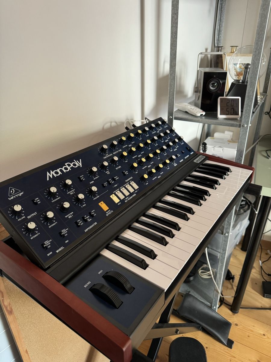 Behringer Strumenti musicali: Behringer MonoPoly synthétiseur comme neuf – Nuovo (secondo la descrizione) da Ollon VD venduto da MusiqueAddict