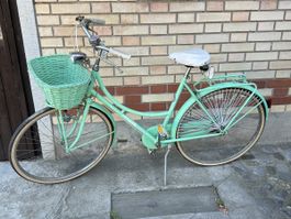 Damenvelo mit Korb und Gepäckträger von Atala / Oldtimer