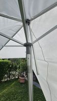 reparurbedürftiger Sonnenschirm eckig weiss Metallgestell
