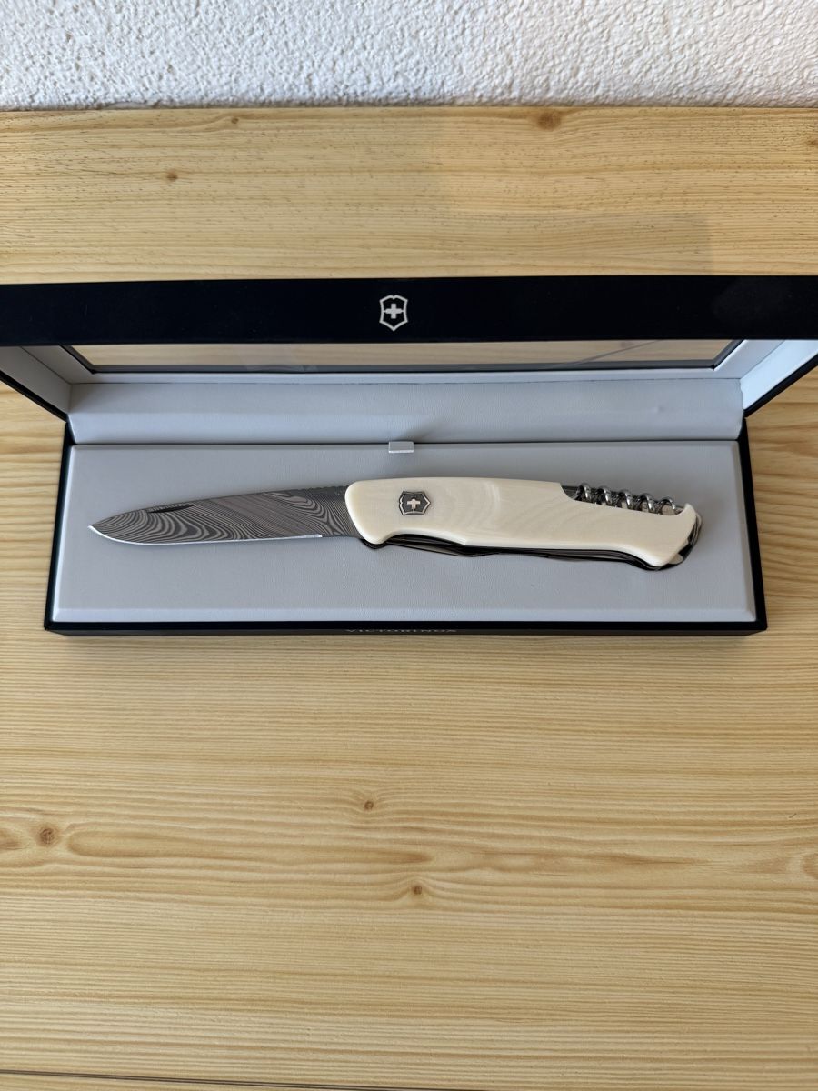 Victorinox Accessori: Limitiertes Damastmesser 2023 – Nuovo e nell'imballaggio originale da Matten b.Interlaken venduto da steffi020 1