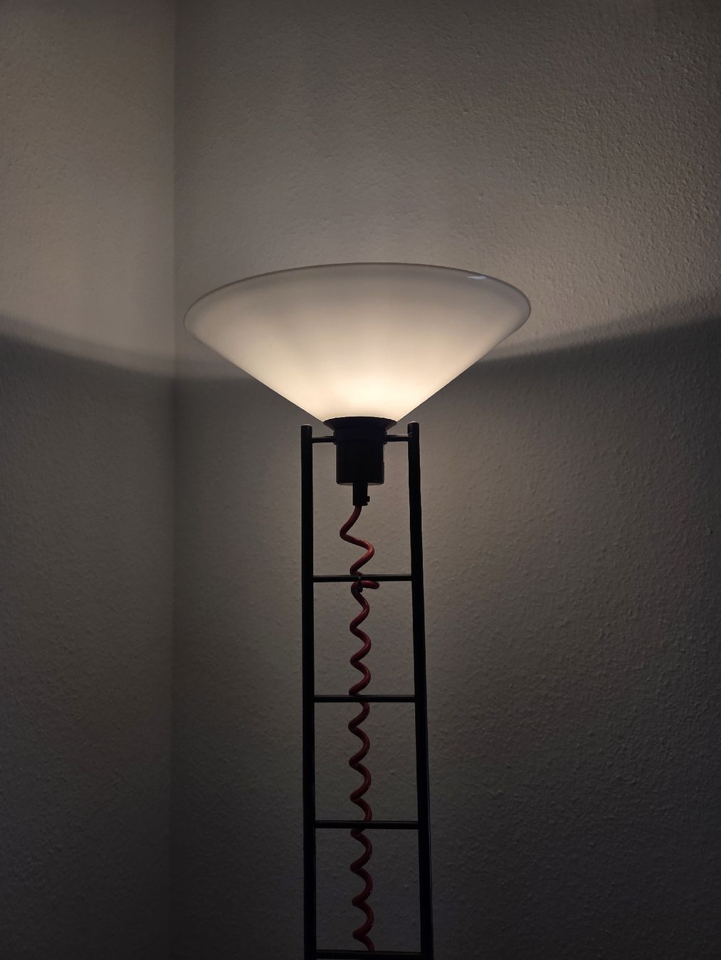 Lampen: Stehlampe schwarz mit rotem Kabel – Gebraucht aus Allschwil von Puellula 4