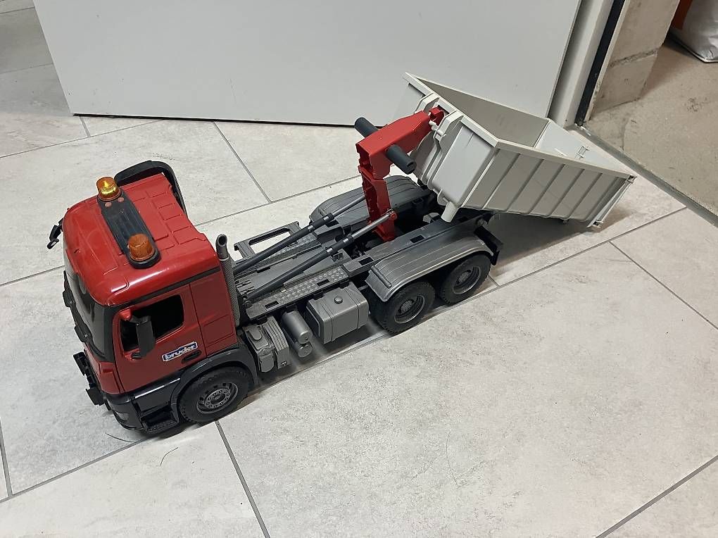 Giocattoli: Bruder LKW mit Mulde – Usato da Menznau venduto da siricius 2