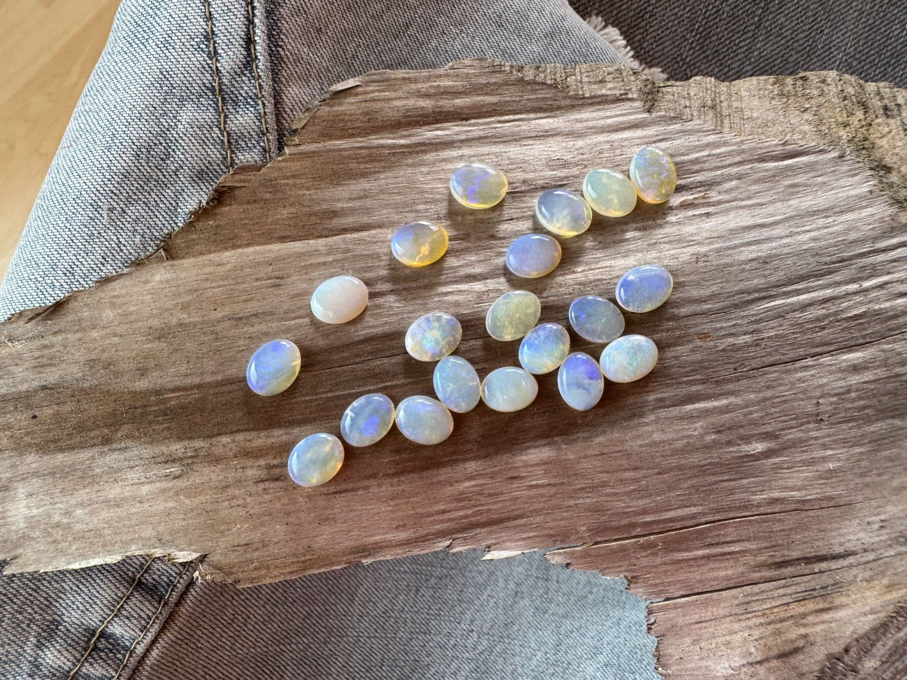 Fossili: 20 Stk  Cabochons Opal echt winzig neu   oval 7x9mm  solid – Nuovo e nell'imballaggio originale da Leuggern venduto da gemshow 2