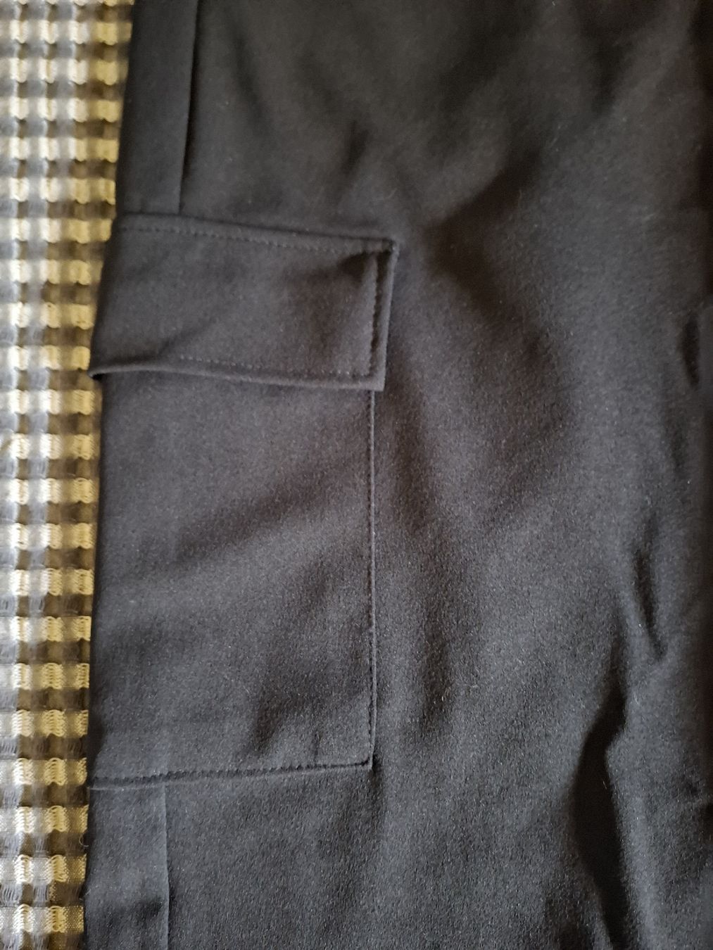 Pantaloni: Pantalon noir style cargo – Usato da Ebikon venduto da Jayjay60123027 1
