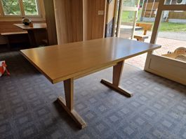 Robuste Holz-Arbeitstische / Dinertische