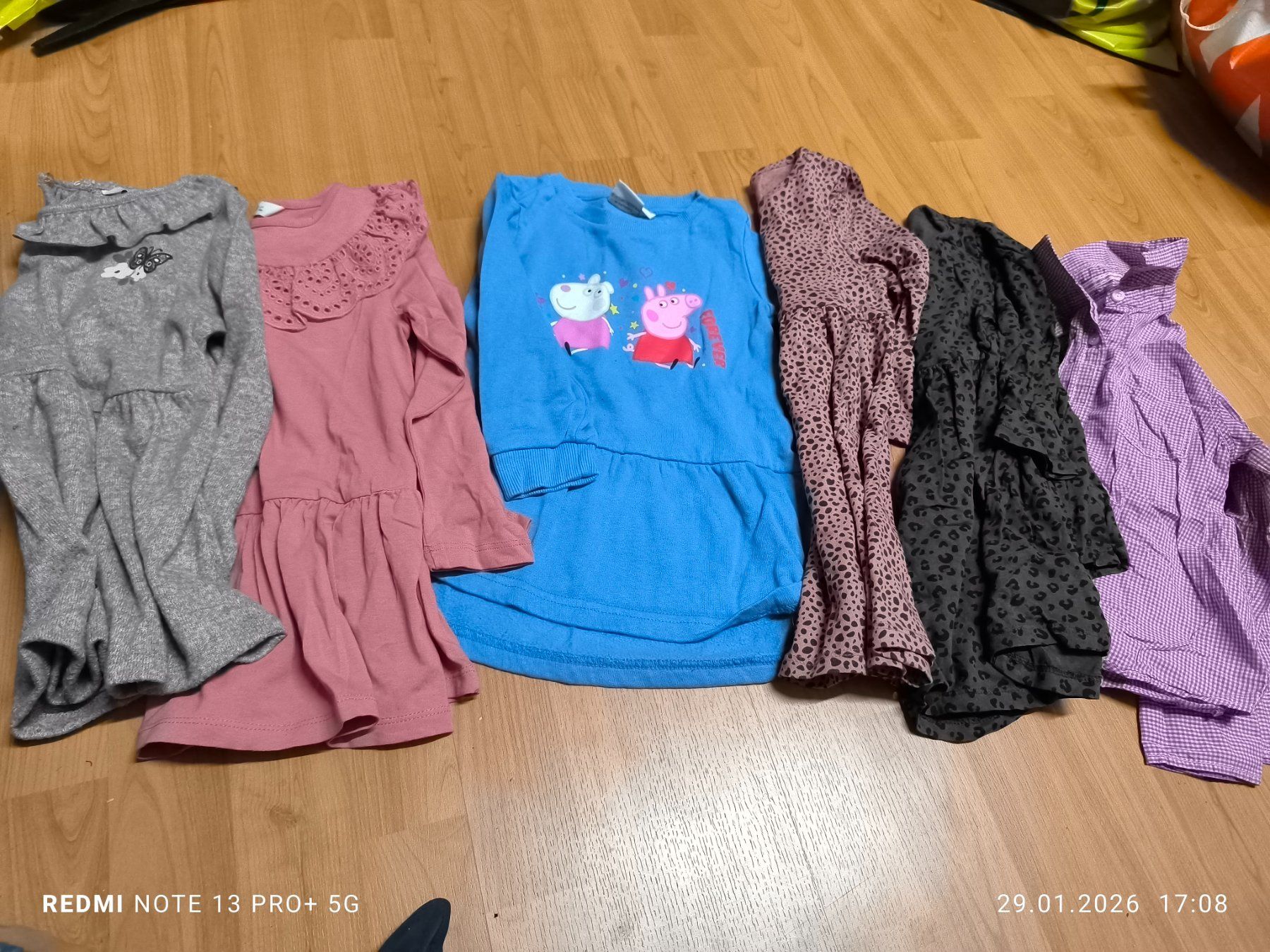 Lotti & Set di vestiti: Kinder Kleider, Hosen, T-Shirts, Pullover, Gr. 98-104. – Usato da Jona venduto da mi2020
