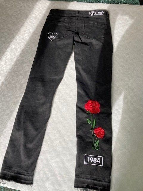 Tally Weijl Jeans: 1 Damen-Jeans, Gr. 34, schwarz+Rosen – Usato da Richterswil venduto da Hausi12 7
