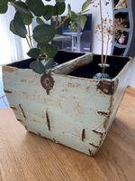 Antiker chinesischer Reiskorb aus Holz mit Eisenbeschlägen