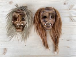 2 sehr schöne alte Walliser Holzmasken