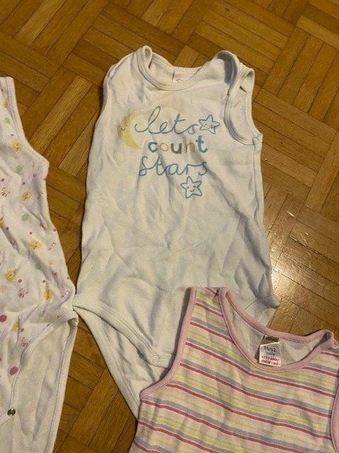 Lotti & Set di vestiti: Kleiderpaket Bodys kurz Grösse 86 / 92 – Usato da Emmen venduto da Aribini 2