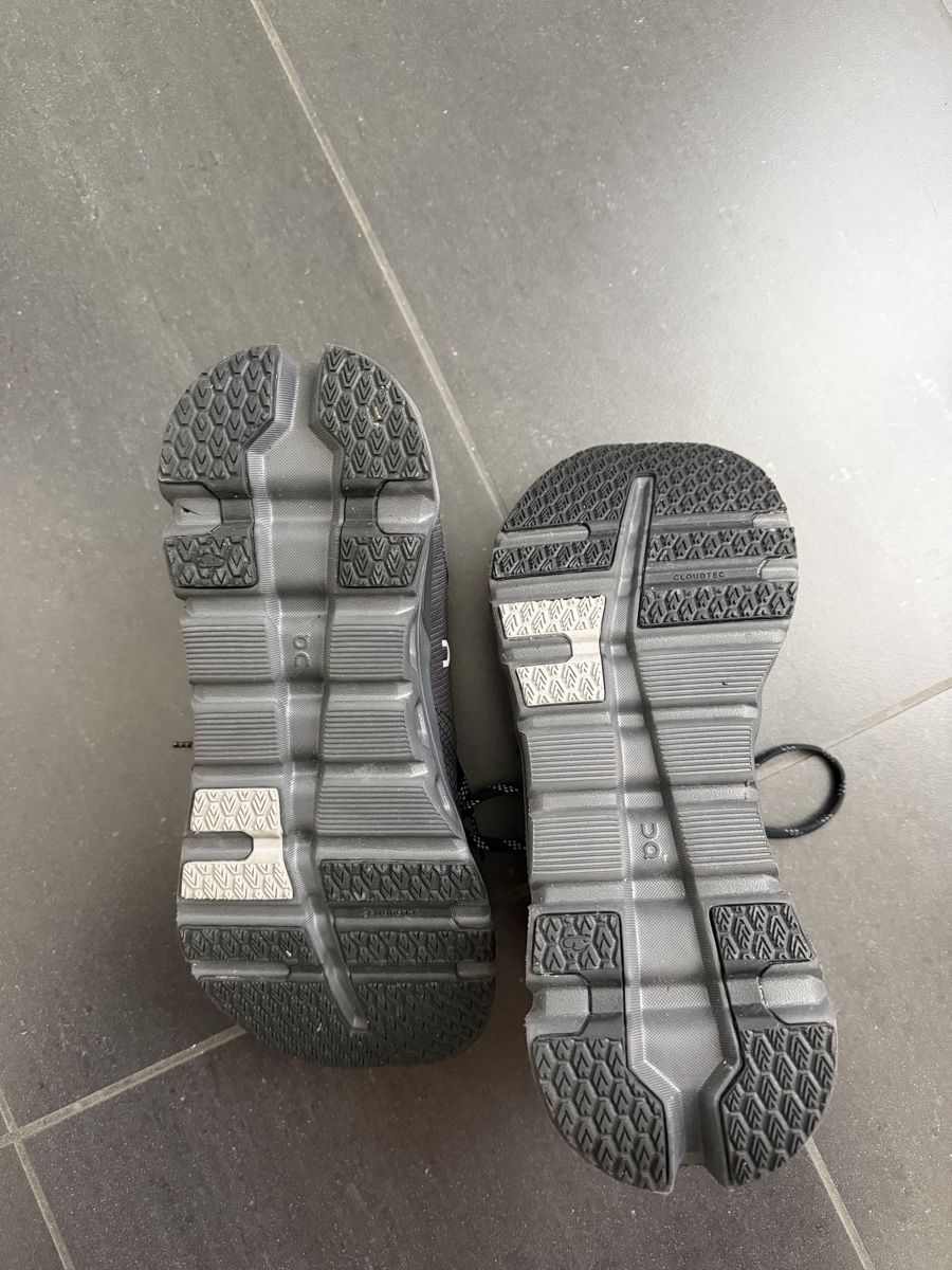 On Scarpe da uomo: ON Cloudrunner 2 Waterproof (Schwarz) – Usato da Basel venduto da HauteGamme 3
