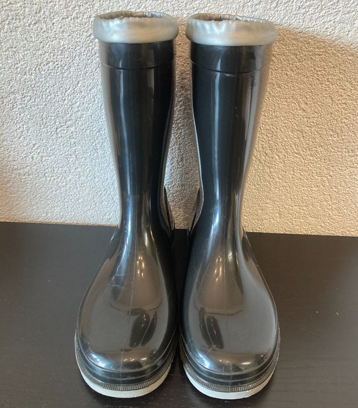 Scarpe da donna: Schwarze Gummistiefel mit silber Lackborte ROMIKA Gr.36 – Usato da Münchenbuchsee venduto da lu-99