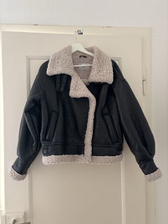 NA-KD Jacke schwarz mit Teddyfell Grösse 36