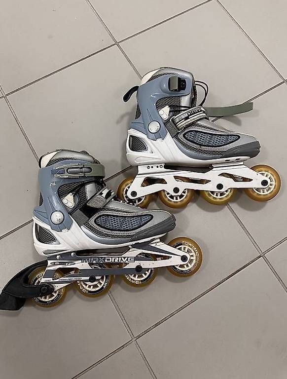 Pattini in linea & Pattini a rotelle: Pattini a rotelle 37-38 – Usato da Massagno venduto da ele_5tss 1