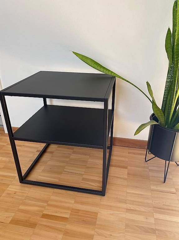 Comodini: Black metal bedside table with shelf – Nuovo e nell'imballaggio originale da Nyon venduto da ako_k6ln 3