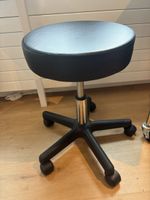 Hocker mit Rollen schwarz Lederoptik guter Zustand