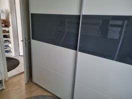 Schwebetürenschrank weiss grau zwei Türen guter Zustand.