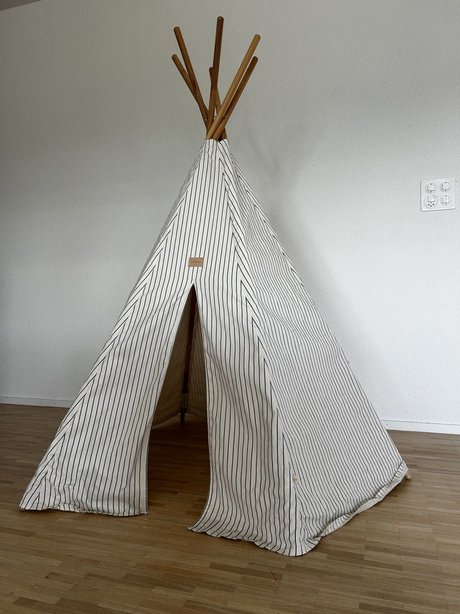 Nobodinoz Sonstige Kinderbetten & -möbel: Nobodinoz Tipi Zelt mit Teppich  – Gebraucht aus St. Gallen von Kiwi023