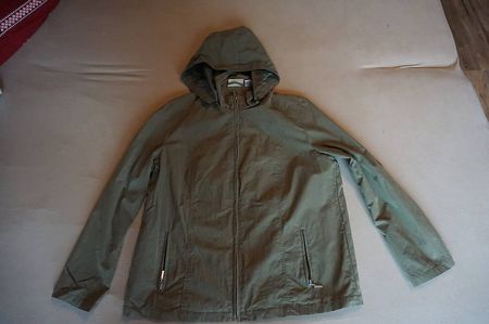 Jacke mit abnehmbarer Kapuze Grösse 42
