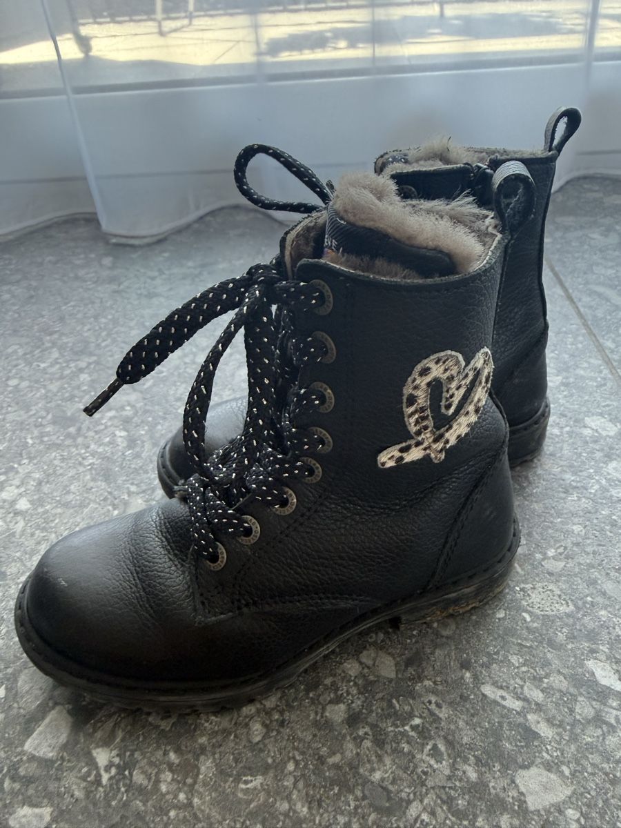 Chaussures garçon: Winterstiefel Kinder grösse 28  – D'occasion à Bülach par aah_hp6g