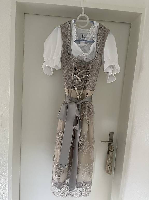 Vestiti: Edles Designer Dirndl mit Spitzen beige – Usato da Winterthur venduto da uri55