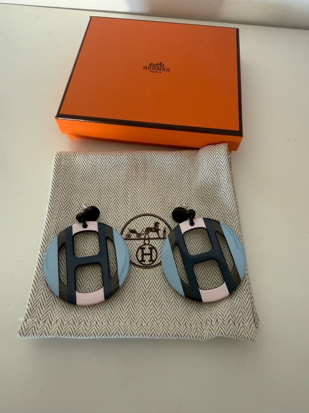 Hermès Orecchini pendenti & Orecchini a lobo: Orig. Hermes H equipe Ohrringe mit Box – Usato da Wallisellen venduto da Aboutfashion