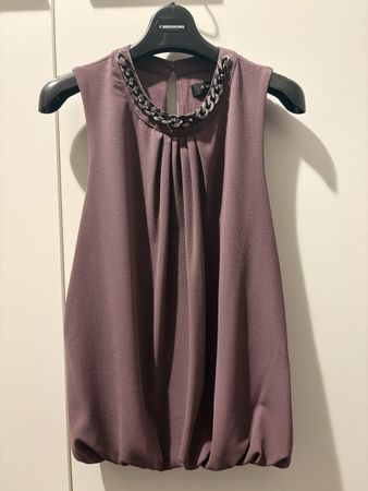 Elegantes mauvefarbenes Top mit Kettendetail