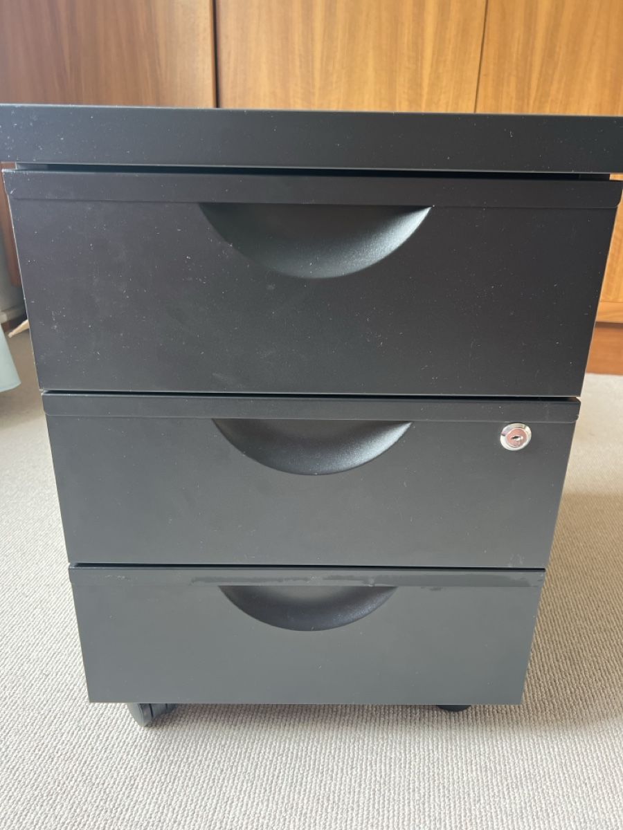 Ikea Banconi: Schwarzer Korpus von IKEA zu verkaufen – Usato da Basel venduto da nad_m5bh