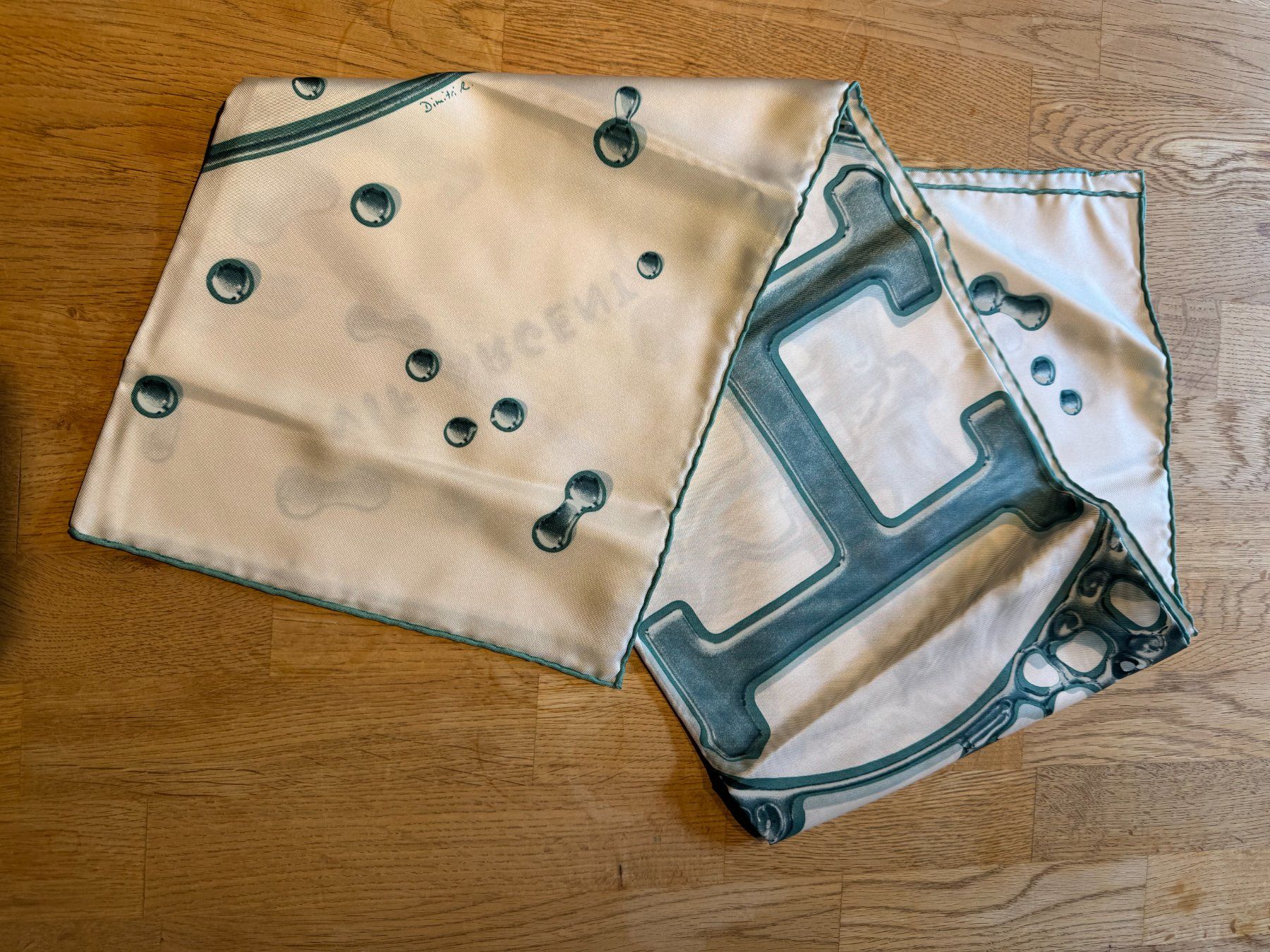 Hermès Foulard & Sciarpe: Authentic Vif Argent HERMES Silk Scarf – Usato da Grund b. Gstaad venduto da ReLuxe 6