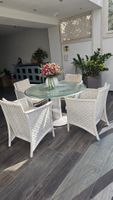 Rattanmöbeln - 4 Esszimmerstühl + 1 Säulentisch (Vintage)