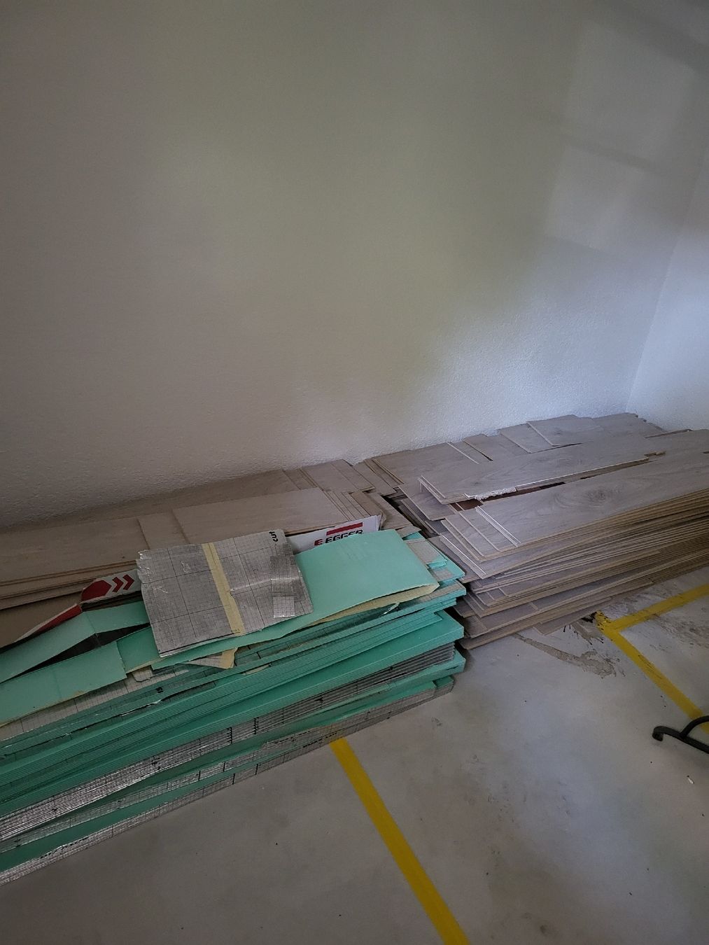 Rivestimenti per pavimenti: Laminat hellgrau ca. 41m2 mit Unterlage – Usato da Zürich venduto da weibelfamily 7