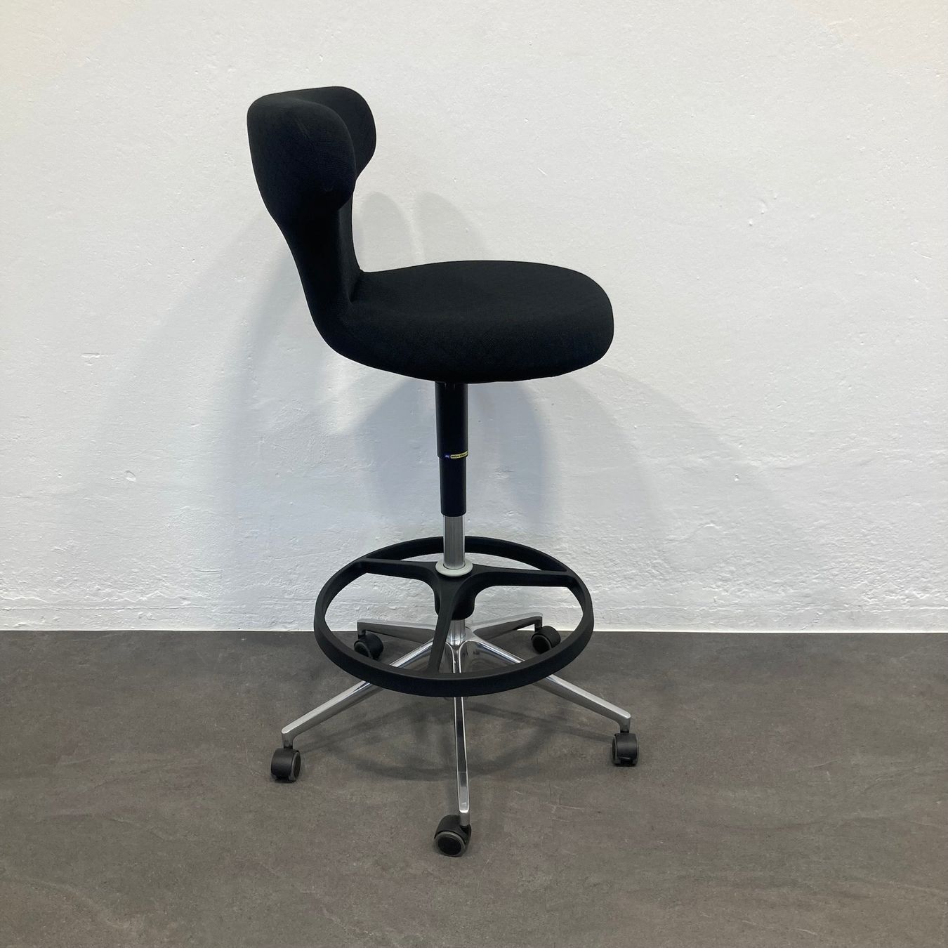 Rollstühle: Vitra Pivot High Stool – Gebraucht aus Schönenwerd von mcofficeshop 2