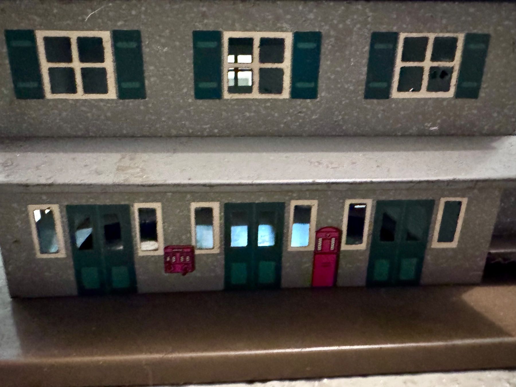 Spielzeuge: Altes Bahnhof-Modell mit Uhr, Blechspielzeug – Gebraucht aus Winterthur von Zahir02 2