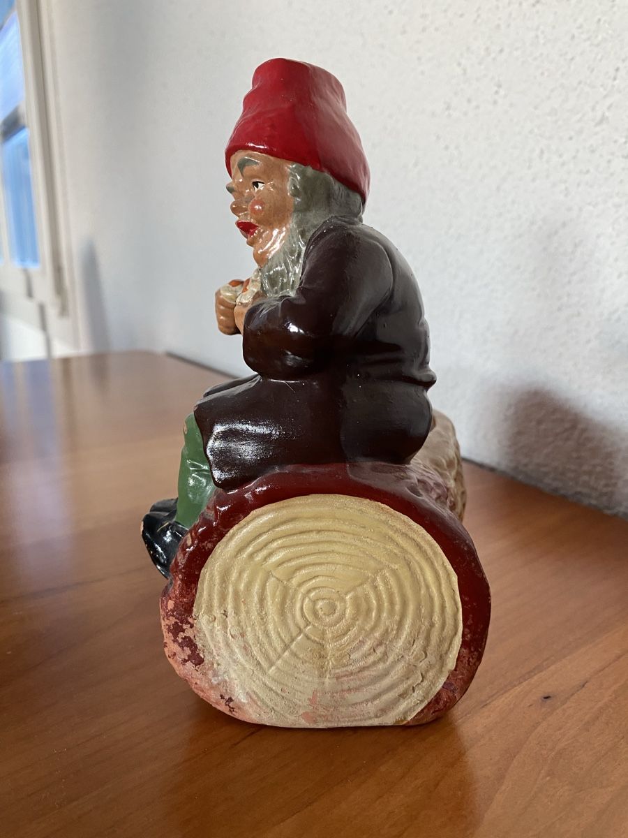 Statuette: Antiker Gartenzwerg auf Baumstamm – Usato da Rüti ZH venduto da Weder2 1