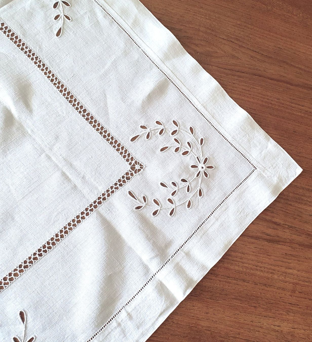 Altra biancheria da tavola: Ancienne nappe carrée brodée, 95 x 100 cm – Usato da Lausanne venduto da venise001 4