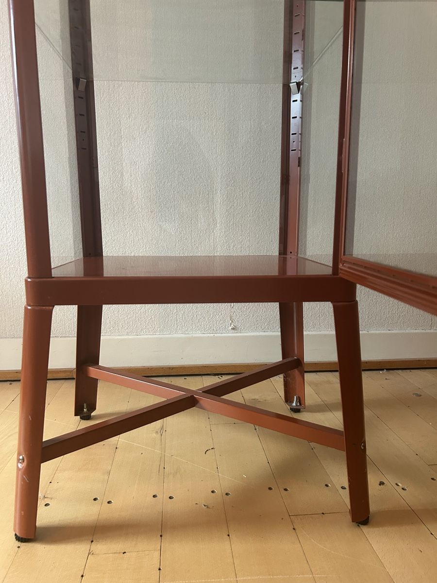 Vitrines: Ikea Vitrinenschrank FABRIKÖR in rot – D'occasion à zürich par lis_9nv5 3