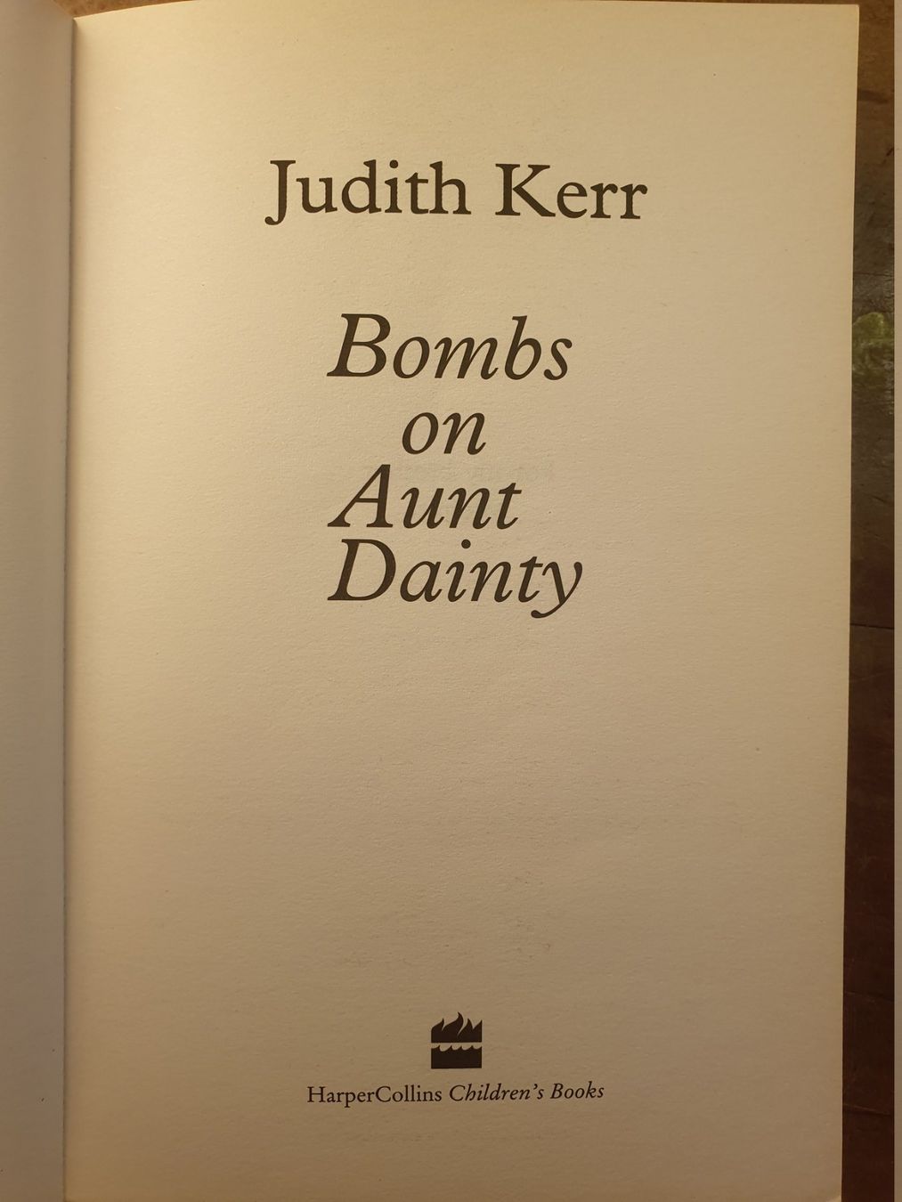 Libri: Bombs on Aunt Dainty - Judith Kerr – Usato da Zürich venduto da loosebone 3