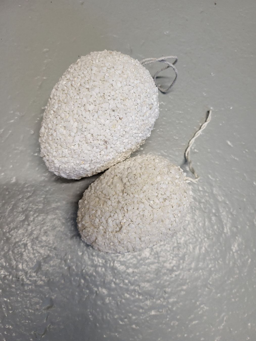Migros Toutes les décorations: Deko Eier 2er Set weiss Kieselsteine mit Schnur – D'occasion à Kleinandelfingen par Hansoloo